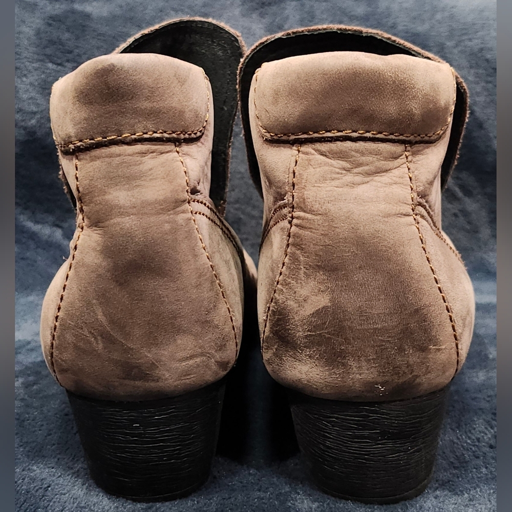 BORN Taupe Leather Low Heel Slip On Ankle Boots Booties Women's Sz 9.5 - Picture 5 of 10